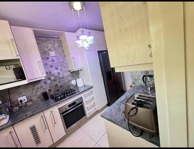 2 BEDROOM APARTMENT FOR SALE IN KENSINGTON